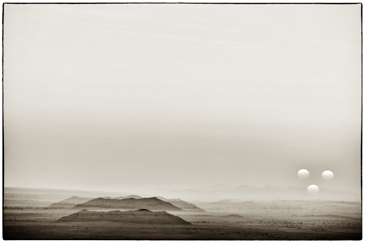 The three suns of the Namib Naukluft Desert, Namibie - Série Glitches - Photo : © Sebastien Desnoulez Photographe auteur